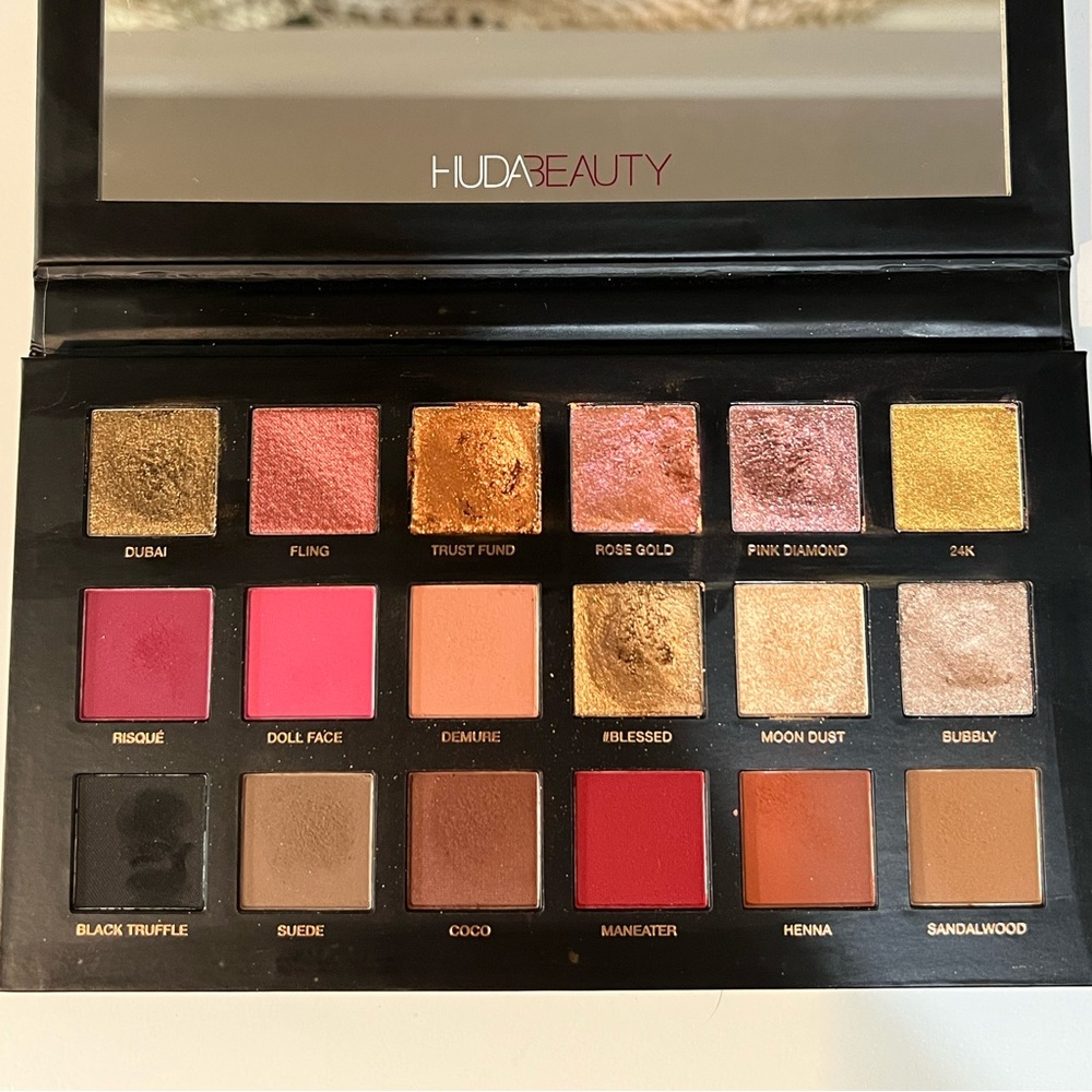 Huda Beauty Rose Gold Remastered palette